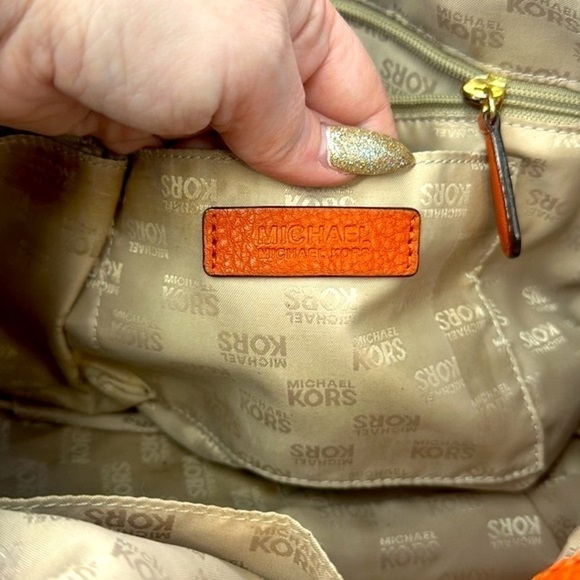 Michael Kors Hobo carryall in tangerine pebbled leather with tassel - Picture 9 of 10